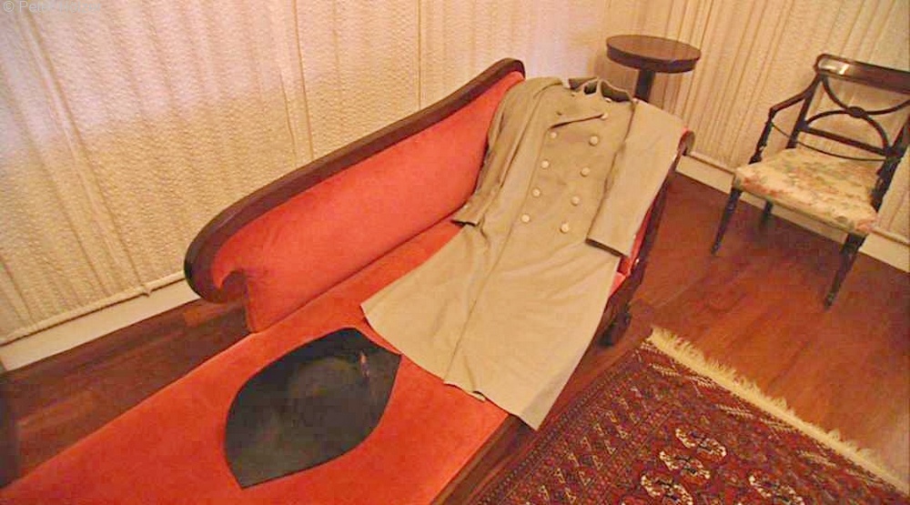 longwoodhousenapoleonsclothes_ji.jpg